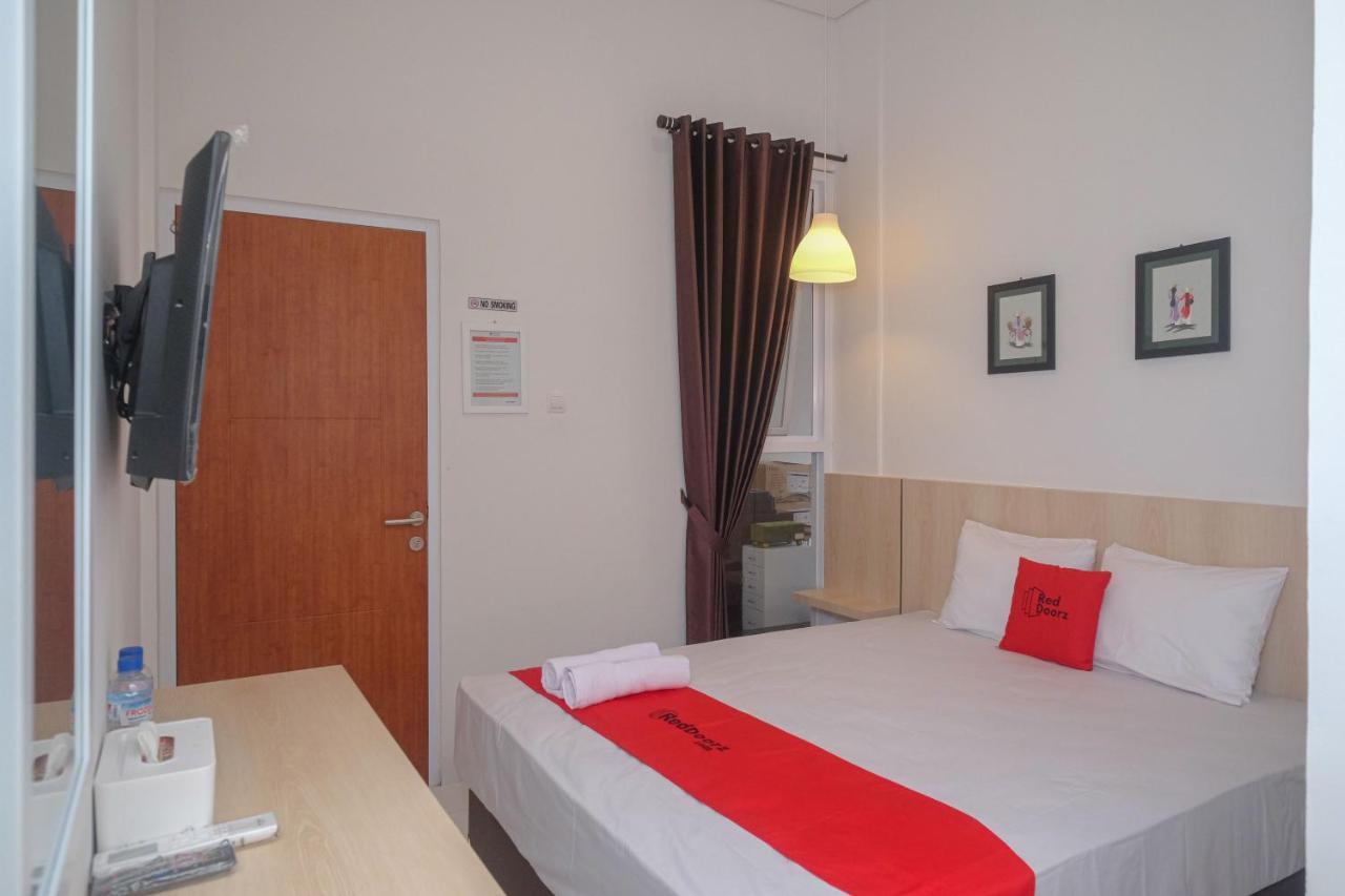 Hotel Reddoorz Syariah @ Tlogosari Semarang Alastuwo Exterior foto