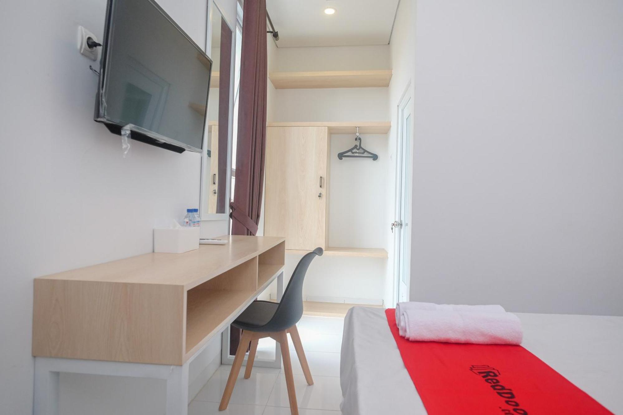 Hotel Reddoorz Syariah @ Tlogosari Semarang Alastuwo Exterior foto